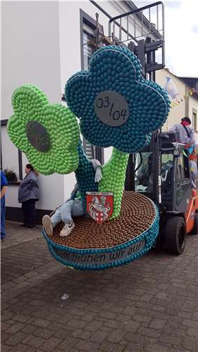 Traditions-Pflege ist das Erfolgsrezept der „Örmser“ Kirmes „Gemeinsam blühen wir auf“, lautete das Motto des Schorsch- und Schießjahrgangs, welches auch in zwei Blumen der Kirmeskrone zum Ausdruck gebracht wurde.