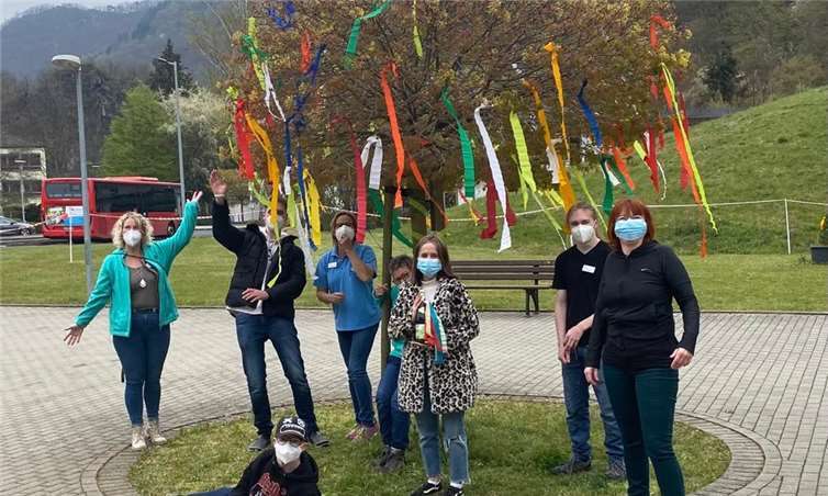 Gemeinsam brachte man die bunten Bändchen an. Fotos: privat