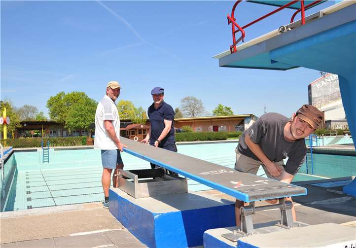 Gemeinsam bringen (v.l.) Ludwig Wiemer, Ralf Schneider und Christoph Hennecke das Ein-Meter-Sprungbrett an. Fotos: Stadt Andernach/Maurer