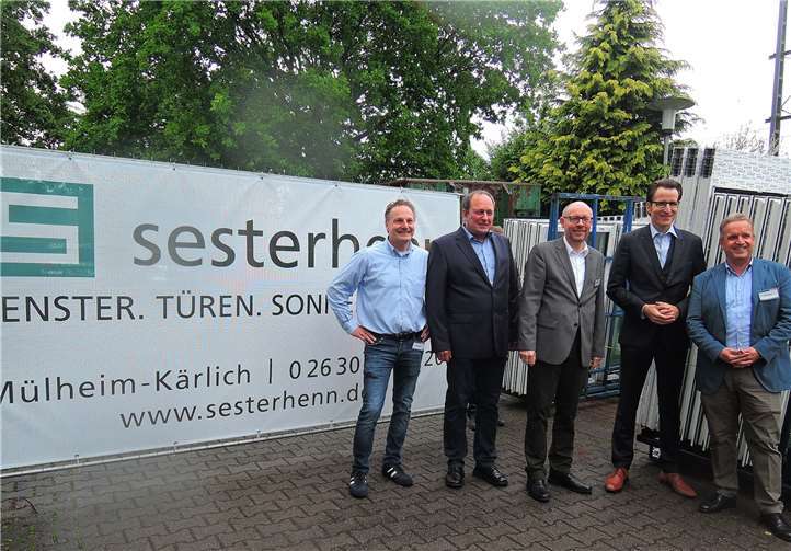 Gemeinsam dem Nachhaltigkeitsgedanken folgend (von links): Martin Hardt (Tischlermeister bei Sesterhenn), Martin Hering (vom Rewindo-Partner Biotrans), Michael Vetter (Rewindo), Lars Koernig-Kron (kaufmännischer Leiter der Görlitz AG) und Johannes Sesterhenn.Fotos: BSB