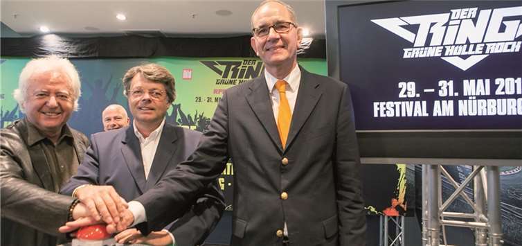 Gemeinsam drücken sie den roten Startknopf für das Festival „Der Ring - Grüne Hölle Rock“ (v.l.): Ossi Hoppe, Professor Dr. Peter Schwenkow und Carsten Schumacher. Im Hintergrund Nürburgring-Pressesprecher Pietro Nuvoloni.JOST