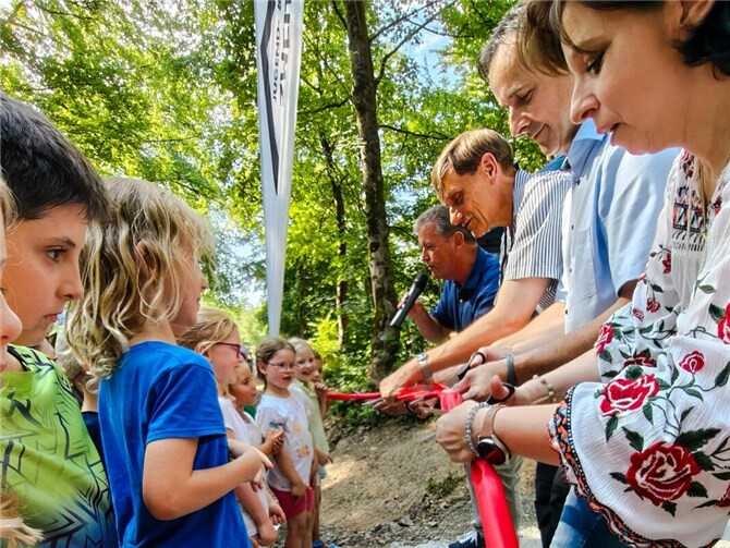 Gemeinsam durchschnitten die Bürgermeister, das Team der „Zweiten Heimat“ und Vertreter der Else-Schütz-Stiftung die große rote Eröffnungsschleife.