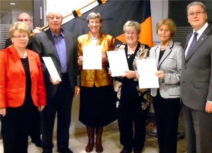 Gemeinsam ehren Vorsitzende Marie-Luise Moeren (links) und Präses Bernd Schmickler (rechts) die langjährigen Mitglieder der Kolpingfamilie Sinzig.privat