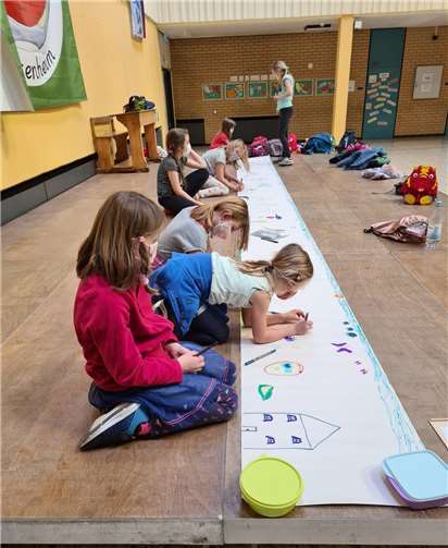 Gemeinsam ein riesen Bild malen, war nur eine der Aktionen der Ferienfreizeit. Foto: privat