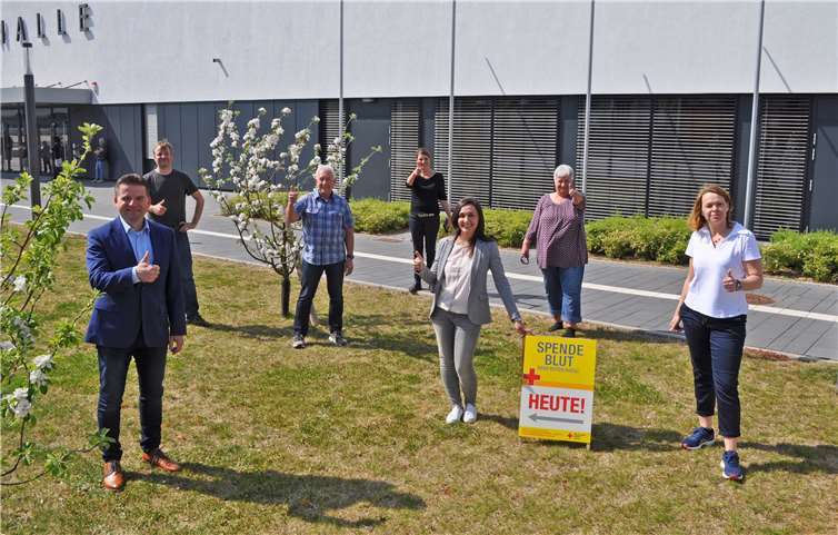 Gemeinsam einen wichtigen Beitrag leisten: Die städtischen Mitarbeiter vor dem Blutspendetermin an der Jungholzhalle. Foto: Stadt Meckenheim