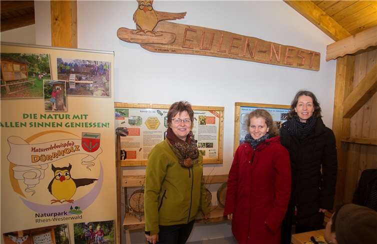 Gemeinsam enthüllen sie die Namenstafel des Neubaus: Anette Wagner, Dr. Friedericke Weber und Isabelle Fürstin zu Wied (von links).