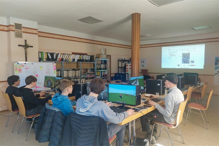 Gemeinsam entwickeln die Jugendlichen in Minecraft Ideen für die Zukunft ihres Dorfes.