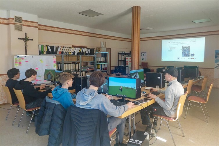 Gemeinsam entwickeln die Jugendlichen in Minecraft Ideen für die Zukunft ihres Dorfes.