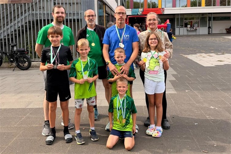 Gemeinsam erfolgreich: Die Sportlerinnen und Sportler der SGi Raubach mit ihren Trainern beim Finale des Rheinland-Cups 2026 in Neuss-Reuschenberg. Mit starken Leistungen im Laser- und Sommerbiathlon sowie zahlreichen Podestplätzen blickt die SGi Raubach auf eine erfolgreiche Wettkampfsaison zurück.