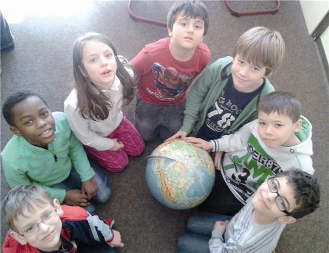 Gemeinsam erforschen die Kinder, wo ihre Wurzeln liegen und vergleichen die Bräuche. Kulturkiosk