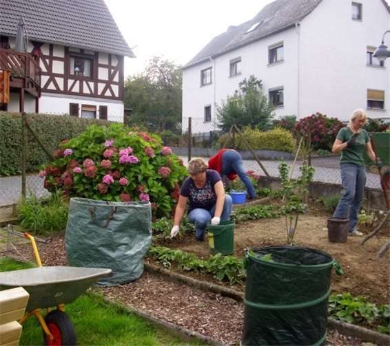 Gemeinsam erhalten die Frauen des Verkehrs- und Verschönerungsvereines die wertvollen Gärten. privat