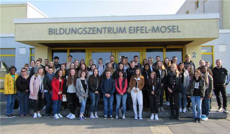 Gemeinsam erkundeten die neuen das Gebäude des Bildungszentrums.