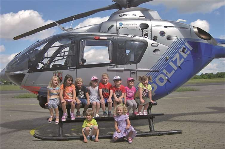 Gemeinsam eroberten die „Nachwuchspiloten“ den Hubschrauber. privat