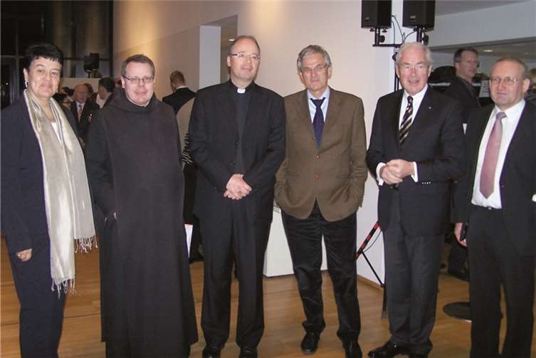 Gemeinsam eröffneten Prior Pater Dr. Albert Sieger, Bischof Dr. Stephan Ackermann, Gernot Mittler Staatsminister a. D. und Dr. Armin Schlechter vom Landesbibliothekszentrum Rheinland-Pfalz die Ausstellung. Fotos: privat