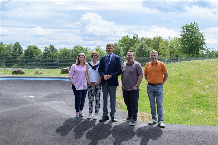 Gemeinsam eröffneten den neuen Pumptrack: v.li. Bürgermeisterin Alexandra Marzi, die Vertreter der Else-Schütz-Stiftung Cordula Simmons und Dr. Johann Christian Meier, Stadtbürgermeister Markus Schlotter und der Projektverantwortliche bei der VG Wirges Ralph Kaiser.