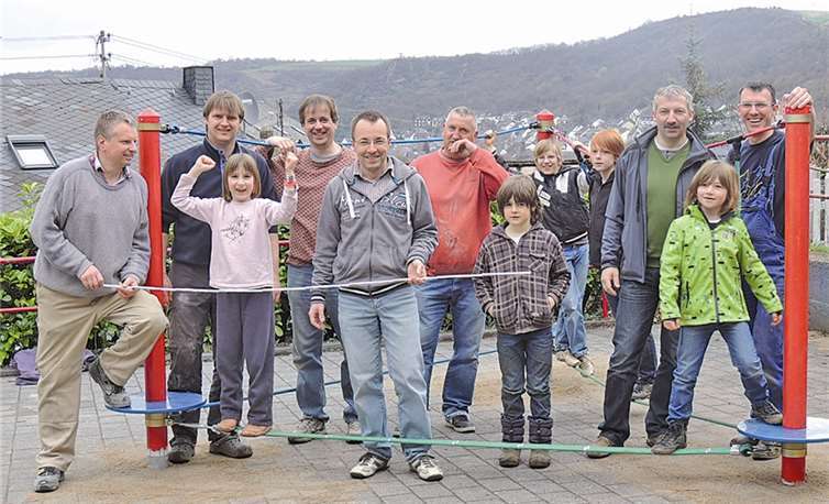 Gemeinsam errichteten engagierte Väter die Slackline auf dem Schulhof ihrer Kinder.  Privat