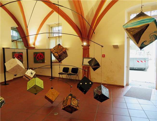 Gemeinsam erstellten die teilnehmenden Künstler das Mobile „Bausteine“. Jeder gestaltete individuell einen der 11 Würfel.Fotos: MKA