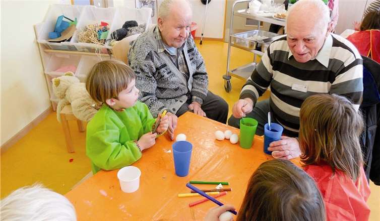 Gemeinsam färbten Kinder und Senioren bunte Ostereier. Privat