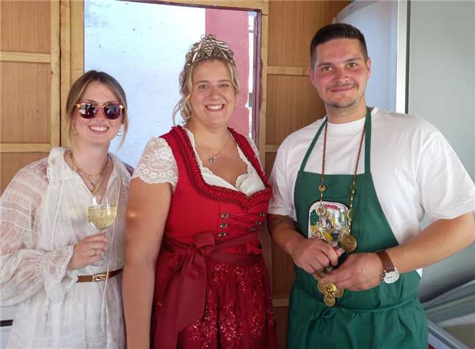 Gemeinsam feiern - Weinkönigin Jessica und Ehrenrazejung Sören Schlich. Foto: Lehmer Razejunge e.V.