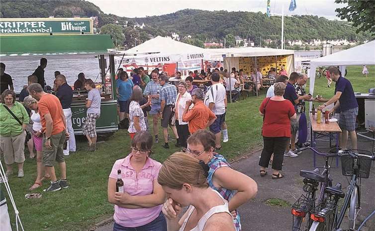 Gemeinsam feiern, am Ufer des Rheins. AB