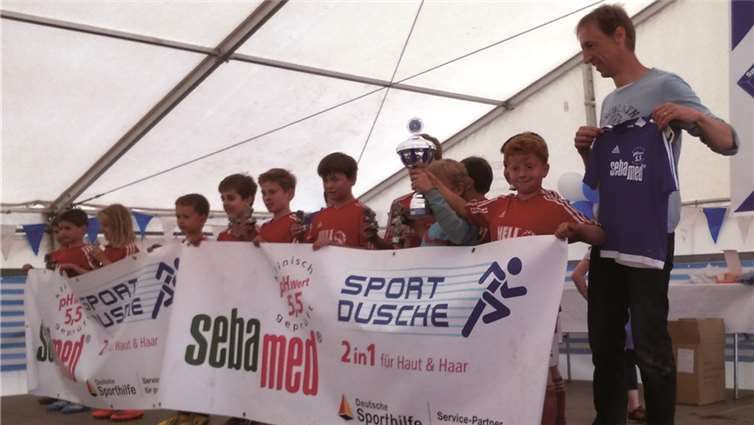 Gemeinsam feierte die F-Jugend den Sieg beim Sebamed-Cup in Weiler.privat