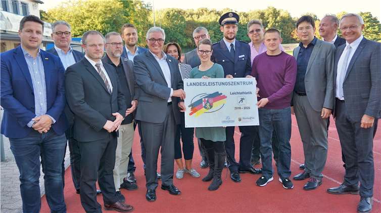 Gemeinsam feierte die LG Rhein-Wied mit Sportlern und den Vertretern von Stadt- und Kreis Neuwied sowie den Sportverbänden die Ernennung zum Leichtathletik Leistungszentrum.