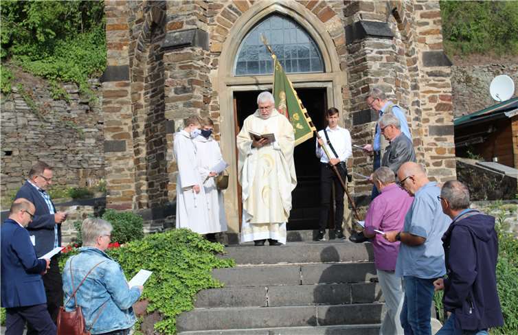 Gemeinsam feierte man die Andacht und freute sich über die in neuem Glanz erstrahlende Kapelle. Foto: privat