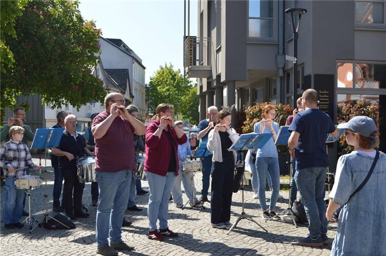 Gemeinsam feierten alle mit den Jusseps-Jonge den riesigen Maibaum und freuten sich auf den baldigen Beginn des Wonnemonats.