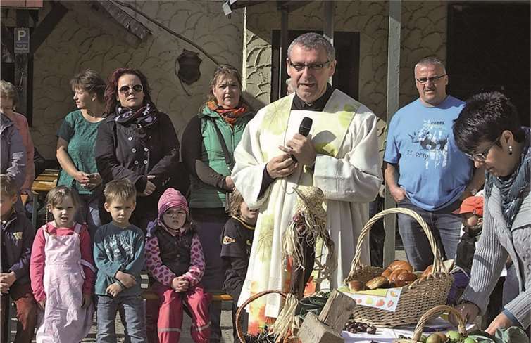 Gemeinsam feierten die Kinder mit ihren Eltern und Pastor Marmann Erntedank.  Privat