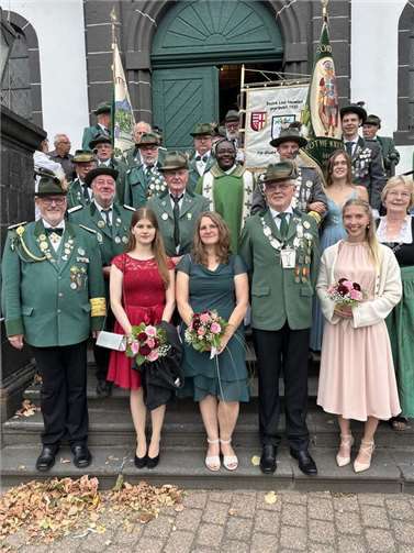 Gemeinsam feierten die Leutesdorfer Schützen eine tolle Schützenparty.  Foto: Beate Kerres