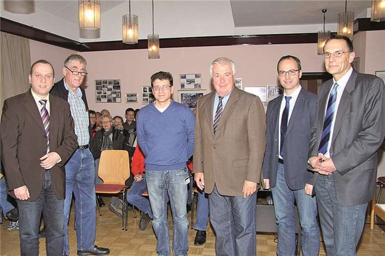 Gemeinsam freuen sie sich über die schnelle Internetleitung in Schalkenbach (v.l.n.r.): Johannes Bell (Bürgermeister der Verbandsgemeinde Brohltal), Toni Harst (Ortsbürgermeister), Markus van der Linden (Service-Teamleiter Telekom), Guido Ernst (Landtagsabgeordneter), Peter Engels (Wirtschaftsförderer) und Winfried Moser (Key Account Manager Telekom).privat