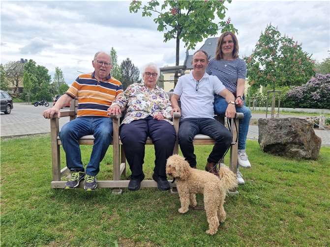 Gemeinsam freut man sich über die Seniorenbank.  Foto: privat