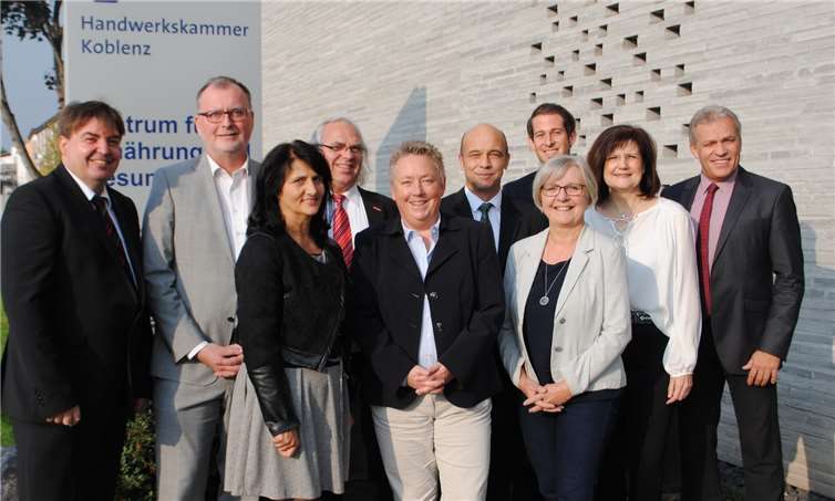 Gemeinsam für Fachkräftesicherung: die Vorsitzenden der Geschäftsführung der Arbeitsagenturen und die Geschäftsführung der HwK Koblenz (v.l.): HwK-Geschäftsführer Bernd Hammes, Karl-Ernst Starfeld, AA Neuwied, Michael Junglas (HwK Koblenz), Elmar Wagner, AA Montabaur, Jens Fiedermann, Daniela Becker-Keip (beide HwK Koblenz), HwK-Präsident Kurt Krautscheid, vorn: Nikolinka Georgieva (HwK Koblenz) Ulrike Mohrs, AA Koblenz-Mayen, Gundula Suttler, AA Bad Kreuznach. HwK Koblenz