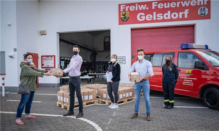 Gemeinsam für Hilfs- und Pflegeeinrichtungen: Rund 2500 Liter Desinfektionsmittel verteilte das Gesundheitsamt mit Unterstützung der freiwilligen Feuerwehr Löschgruppe Gelsdorf.Foto: Kreisverwaltung / Bernhard Risse