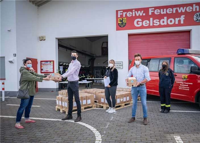 Gemeinsam für Hilfs- und Pflegeeinrichtungen: Rund 2500 Liter Desinfektionsmittel verteilte das Gesundheitsamt mit Unterstützung der freiwilligen Feuerwehr Löschgruppe Gelsdorf. Foto: Kreisverwaltung / Bernhard Risse