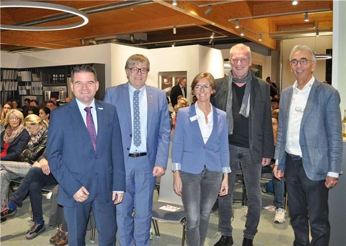 Gemeinsam für MeGA - die Meckenheimer Garantie für Ausbildung (v.l.n.r.): Bürgermeister Holger Jung, Kreishandwerksmeister Thomas Radermacher, Vera Küpper-Racke, Schulleiter THR Peter Hauck, und Peter Küpper vor den Schülerinnen und Schülern der 9. Klasse, den Eltern, dem Lehrerteam, Unternehmerinnen und Unternehmern, Sponsoren und Sponsorinnen und politischen Vertretenden. Foto: Stadt Meckenheim