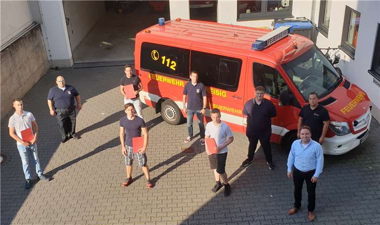 Gemeinsam für das Allgemeinwohl – 5 Neuverpflichtungen in der Freiwilligen Feuerwehr Bad Breisig. Hintere Reihe von links nach rechts: Sascha Cremer (stv. Wehrleiter), Andreas Spenst, Ronny Zilligen (Wehrleiter), Roman Deres, Martin Kunz (kommissarischer Wehrführer der FFw Bad Breisig)Vordere Reihe von links nach rechts: Nolan Gemein, Lennart Haffner, Paul Wallraven, Marcel Caspers (Bürgermeister der Verbandsgemeinde Bad Breisig).Foto: Copyright VG Bad Breisig