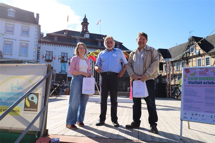 Gemeinsam für den Fairen Handel: Vertreterinnen und Vertreter rund um die Fairtrade-Aktivitäten in Linz am Rhein bei der Eröffnung der Fairen Woche.