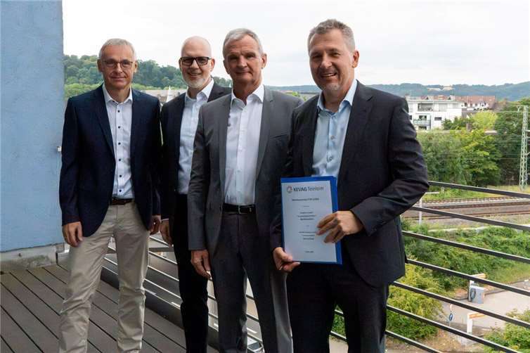 Gemeinsam für den Glasfaserausbau in der Verbandsgemeinde Montabaur: (v. l.) Markus Gerhards von der KTK sowie Michael Ihrig und Stefan Koch von Vodafone Deutschlang mit KTK-Geschäftsführer Bernd Gowitzke.  Foto: KTK/Carlos Meraz