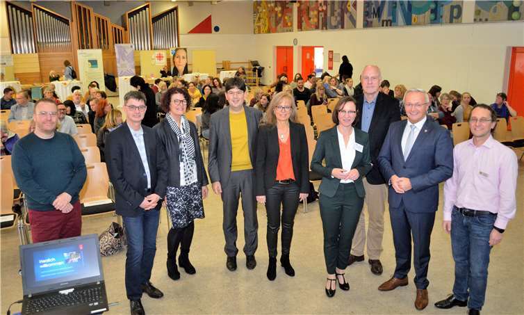 Gemeinsam für den Kinderschutz. Die Netzwerkkoordinatorinnen von Stadt und Kreis Neuwied luden zur 10. Netzwerkkonferenz in die Landesschule für Blinde und Sehbehinderte ein. Zahlreiche Vertreter aus verschiedensten Institutionen waren der Einladung gefolgt: Polizei, Kitas, Schulen, Beratungsstellen, Jobcenter, Hebammen, Ärzte und weitere waren gekommen. Sie alle verbindet das Engagement für Kinder und ihre Familien und im Kinderschutz. Genau so sieht es das Landesgesetz zum Schutz von Kindeswohl und Kindergesundheit auch vor.