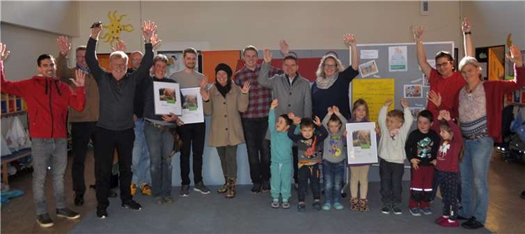 Gemeinsam für den Klimaschutz: Bürgermeister Holger Jung (9.v.l.), Lydia Bauer (7.v.l.) und Jonathan Mertes (8.v.l.) freuen sich mit den Preisträgerinnen und Preisträgern. Foto: Stadt Meckenheim