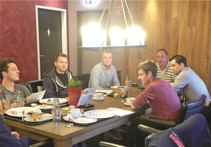 Gemeinsam für den Mehlemer Karneval: Die Vorstände von KG Blau-Gelb Mehlem und Godesberger Motor-Club.privat