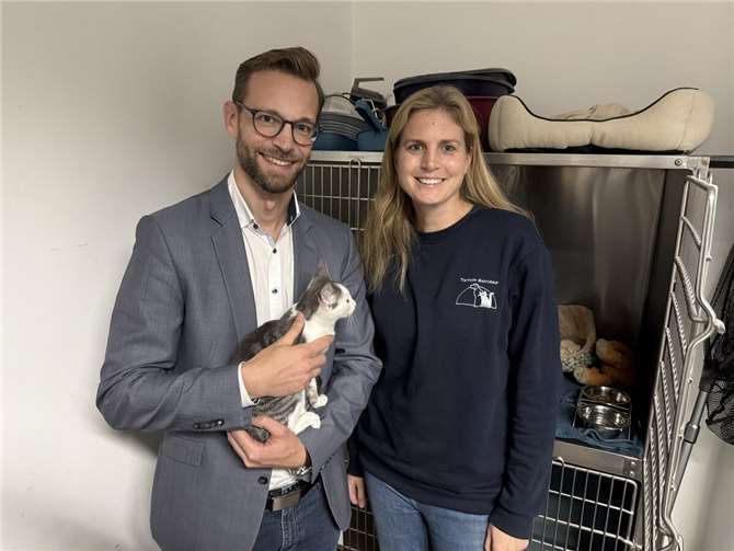 Gemeinsam für den Tierschutz: Bürgermeister Ulrich Richter-Hopprich und Tierheimleiterin Nicole Henning-Lucaß erhoffen sich durch die neue Katzenschutzverordnung auch eine Entlastung für das Tierheim Montabaur. Die Einrichtung ist neben Montabaur für sechs weitere Verbandsgemeinden (Wirges, Höhr-Grenzhausen, Wallmerod, Selters, Hachenburg und Westerburg) im Westerwald zuständig. Foto: Verbandsgemeinde Montabaur / Holger Pöritzsch