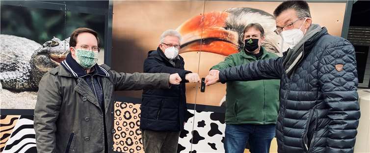 Gemeinsam für den Zoo Neuwied: (v.l.n.r.) Pascal Badziong (Petitions-Initiator), Hans-Dieter Neuer (Wirtschaftsberater), Mirko Thiel (Zoodirektor) und Martin Hahn (Petitions-Initiator).Foto: Privat