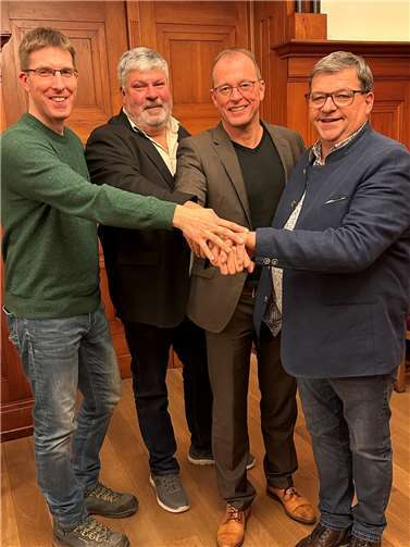 Gemeinsam für den Zweckverband Konversion Flugplatz Mendig (von links): Sebastian Busch, 3. stellvertretender Verbandsvorsteher, Achim Grün, 1. stellvertretender Verbandsvorsteher, Jörg Lempertz, Verbandsvorsteher, und Walter Kill, 2. stellvertretender Verbandsvorsteher.  Foto: Stefan Pauly/VG-Verwaltung Mendig