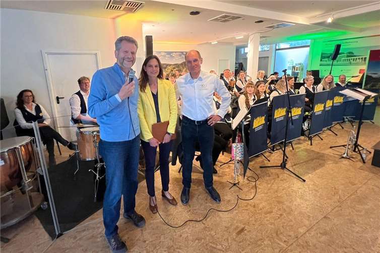 Gemeinsam für den guten Zweck, das „Panikorchester“ auf der Kleinen Bühne - Teil der „Vortour der Hoffnung 2025“. Foto: Musikfreunde Lantershofen e.V.