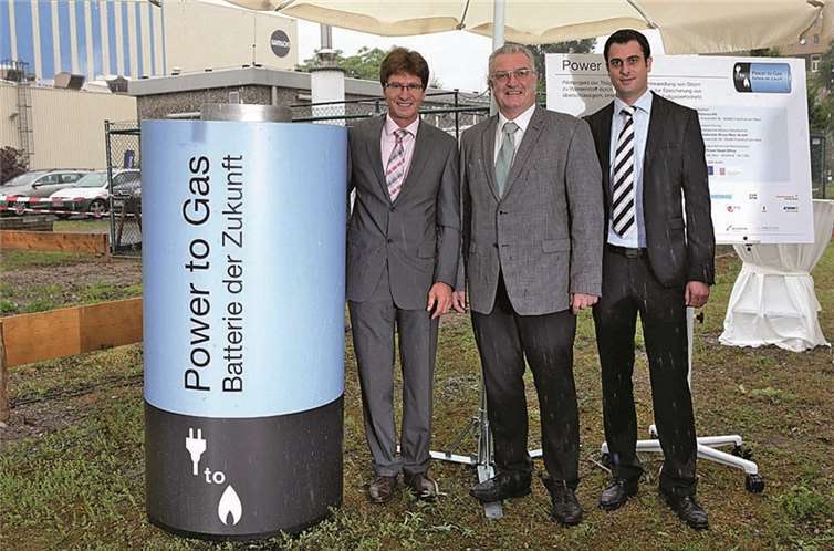 Gemeinsam für die Batterie der Zukunft (v. l.): „Berthold Nick (Leiter kommunale Betreuung EVM), Uwe Hüser (rheinland-pfälzischer Staatssekretär im Ministerium für Wirtschaft, Klimaschutz, Energie und Landesplanung) und Andreas Weiland (EVM-Projektmitglied).