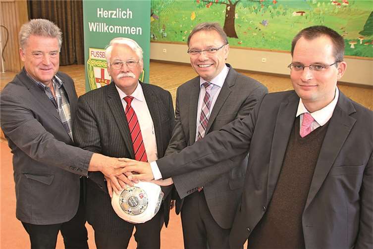 Gemeinsam für die Fußball-AG: v.l. Alois Stroh und Walter Desch vom Fußballverband Rheinland, Staatssekretär Hans Beckmann und David Kryszons (RWE).BÜN