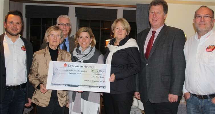 Gemeinsam für die Jugend in der Region! Von rechts: Hans-Peter Füllenbach (Getränke Kemmler), Roswita Schulte (VG Waldbreitbach), Volker Mendel (BM VG Puderbach), Uta Jansen (Vorstand Gundlach Stiftung), Birgitt Haas (VG Rengsdorf), Horst Rasbach (BM VG Dierdorf), Jörg Kemmler (Getränke Kemmler). privat