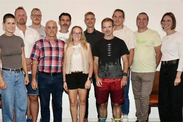 Gemeinsam für die Leichtathletik in der Region: (v.l.n.r. u. v.o.n.u: Kira Roscher (Vorstand DJK Neuwieder LC), Milan Kriegel (1. Vors. DJK Andernach), Justin Lösch (Vorstand DJK Neuwieder LC), Andreas Dasbach (Vertreter TGO Lahnstein), Arne von Schilling (1. Vors. VfL Waldbreitbach), Pascal Kirstges (Vorstand DJK Neuwieder LC), Marvin Karstens (Vertreter DJK Andernach), Tamina Zinn (Vertreterin DJK Andernach), Peter Radermacher (1. Vors. TGO Lahnstein), Carolina Menrath (Vorstand DJK Neuwieder LC), Benjamin Becker (Vertreter DJK Andernach)